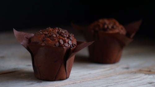 Muffinkuchen mit weißem Puderzucker