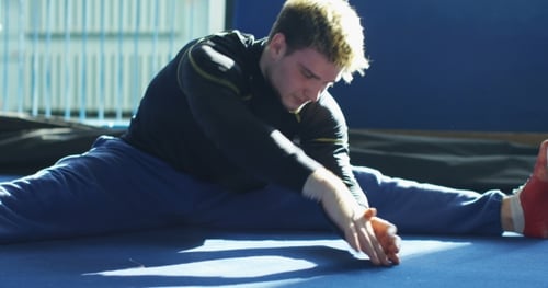 Sportler stretten sich im Fitnessstudio
