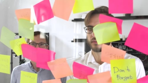 Man Post in Haftnotiz während eines Meetings im Büro auf dem Aufkleber steht N1 Nummer Eins