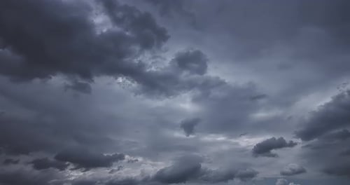 Gewitterwolken im Zeitraffer.