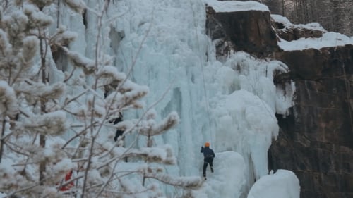 Wettkampf-Bergsteiger auf dem gefrorenen Wasserfall.