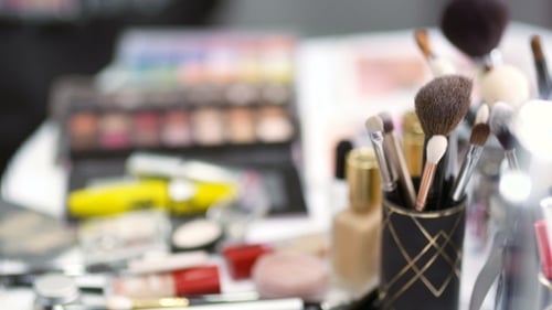 Pinsel-Set für Make-up auf dem Tisch