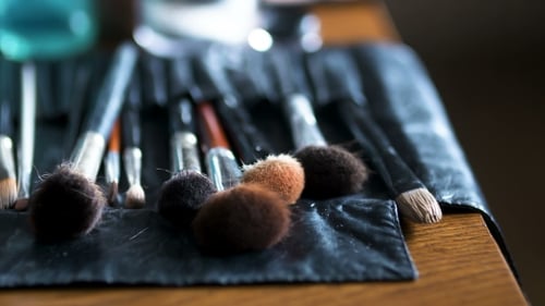 Pinsel-Set für Make-up auf dem Tisch