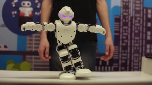 Moderne Robotertechnologien. Der Roboter bewegt seine Arme und Beine. Künstliche Intelligenz.