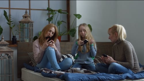 Familie teilt Medieninhalte mit Smartphones