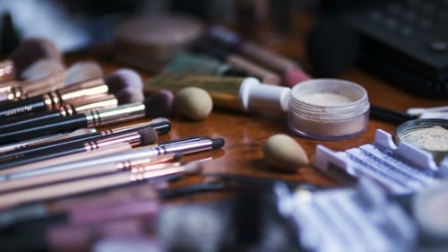 Pinsel-Set für Make-up auf dem Tisch
