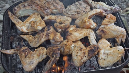 Chicken Wings and Legs Kochen auf einem Barbecue