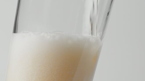 Flüssigkeit in Glas gegossen