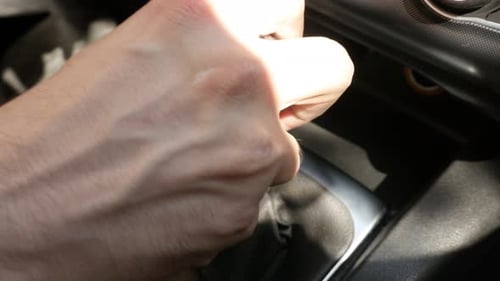 Troca manual de marcha em vídeo 4K de carros modernos