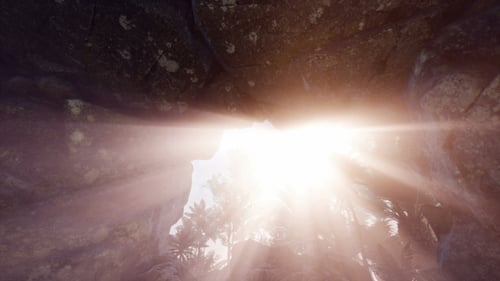 Luz do sol dentro de caverna misteriosa