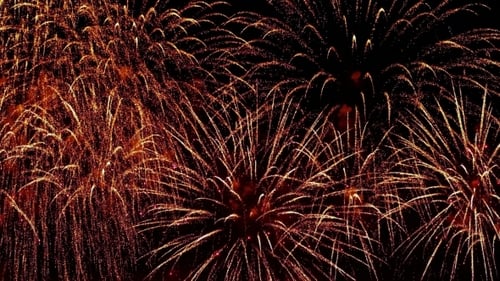 Buntes Feuerwerk explodiert am Nachthimmel. Feste und Veranstaltungen in leuchtenden Farben.
