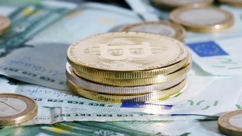 Bitcoins. Tir de rotation en boucle de crypto-monnaie.
