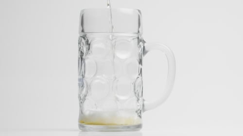 Bier gießt ins Glas