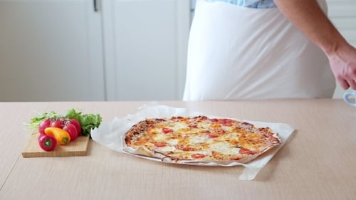 Hochwertige Pizza Typisch italienisches Essen mit italienischem Mozzarella-Käse und frischer Tomatensauce
