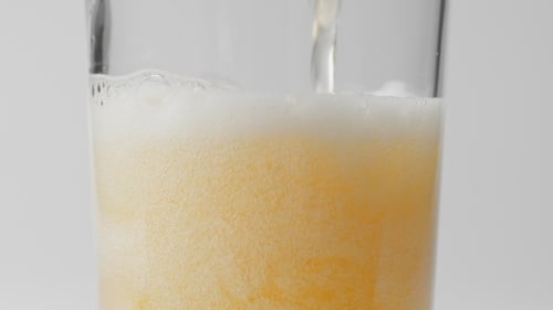 Bier in Glas gegossen