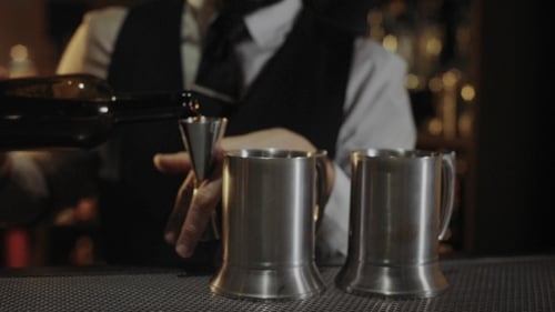 Camarero en el trabajo en el bar