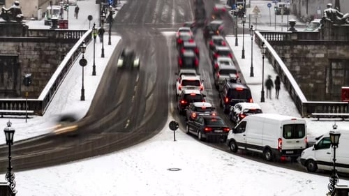 Verkehr während eines Schneesturms in München, Deutschland