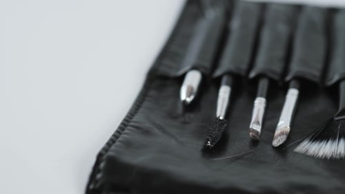 Conjunto de Pincéis de maquiagem, tiro em fundo branco Artista de bagagem profissional