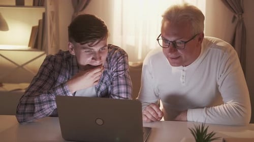 Paternidad, Ocio, Internet, Licitación