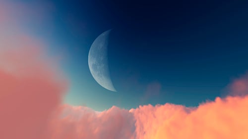 Voler à travers les nuages avec la lune en arrière-plan