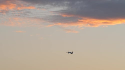 Flugzeug fliegt am Abendhimmel