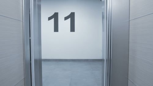 Llega el ascensor y se abren las puertas