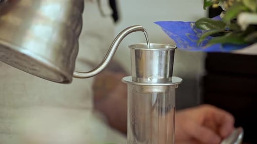 Barista macht Kaffee im Coffeeshop