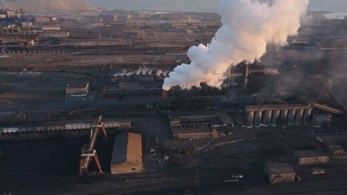 Emission von Industrierohren in die Atmosphäre von Schornsteinrohren, die mit Drohnen-Luftaufnahme aufgenommen wurden