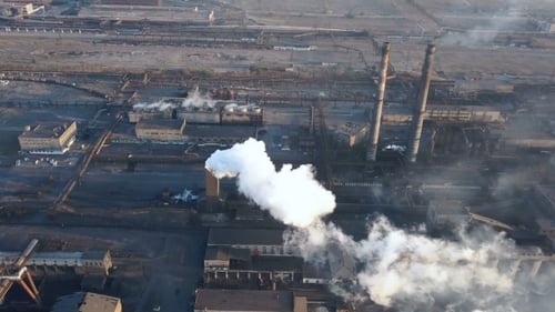 Emission von Industrierohren in die Atmosphäre von Schornsteinrohren, die mit Drohnen-Luftaufnahme aufgenommen wurden