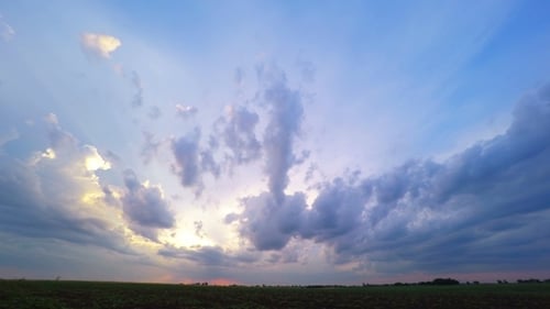 Sonnenuntergang Himmel über dem Feld.