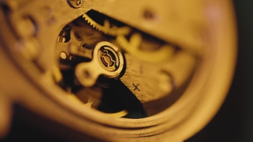 Prise de vue du mécanisme de la montre de travail, vieille horloge de travail, temps de comptage