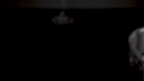 La caméra se déplace au bord d'un verre de vin