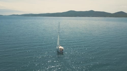 Luftaufnahme von Yachtsegeln in der Nähe wunderschöner Inseln. Wunderschöne Wolken im Hintergrund