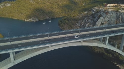 Panoramaaufnahme mit Brücke und Meer rund um die Inseln. Wunderschöne Landschaft, umgeben von Blau