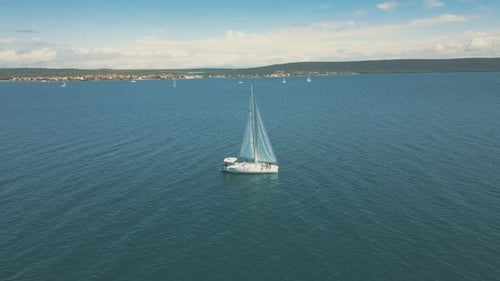 Luftaufnahme von Yachtsegeln in der Nähe wunderschöner Inseln. Wunderschöne Wolken im Hintergrund