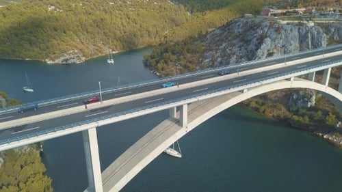 Panoramaaufnahme mit Brücke und Meer rund um die Inseln. Wunderschöne Landschaft, umgeben von Blau