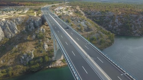Panoramaaufnahme mit Brücke und Meer rund um die Inseln. Wunderschöne Landschaft, umgeben von Blau