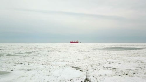 Luftaufnahme. Das Schiff segelt im Winter durch das Meereis,