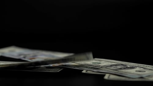 Drop Drop Ansicht der Dollar-Banknote. Studioaufnahme auf schwarzem Hintergrund, Super of Bucks One Hundred