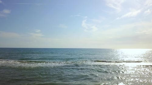 El mar forma pequeñas olas cerca de la costa