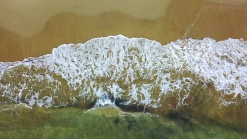 Les vagues de tempête déferlent sur le rivage