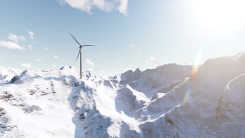 Windgenerator in den verschneiten Bergen