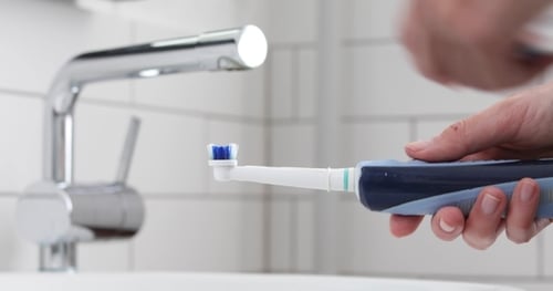 Pasta dental en cepillo de dientes eléctrico