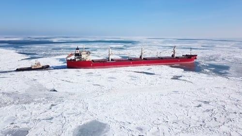 Das Schiff segelt im Winter durch das Meereis,
