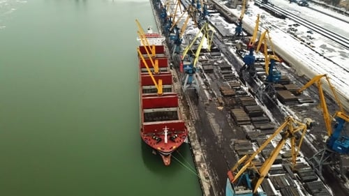 Festmachen eines Schiffes in einem Hafen mit Schleppbooten