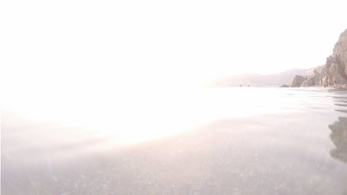 Medio sumergido en la playa