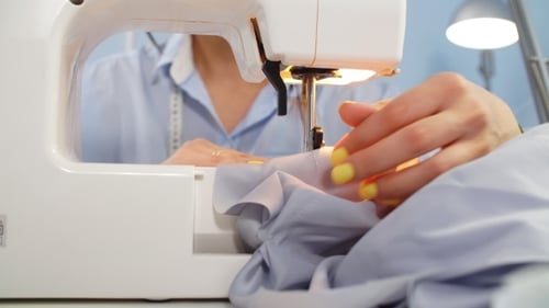 Machine à coudre et couturière en cours de travail. Entreprise de couture. travaux d'aiguille