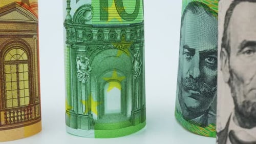 Konzept für den Geldwechsel in Fremdwährungen. Viele Banknoten verschiedener Nationen
.