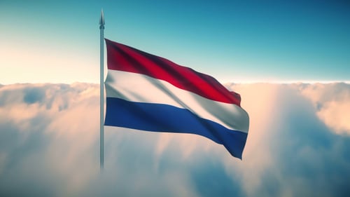 Bandera de los Países Bajos en las nubes