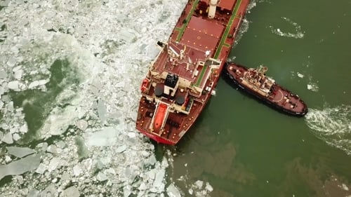 Festmachen eines Schiffes in einem Hafen mit Schleppbooten